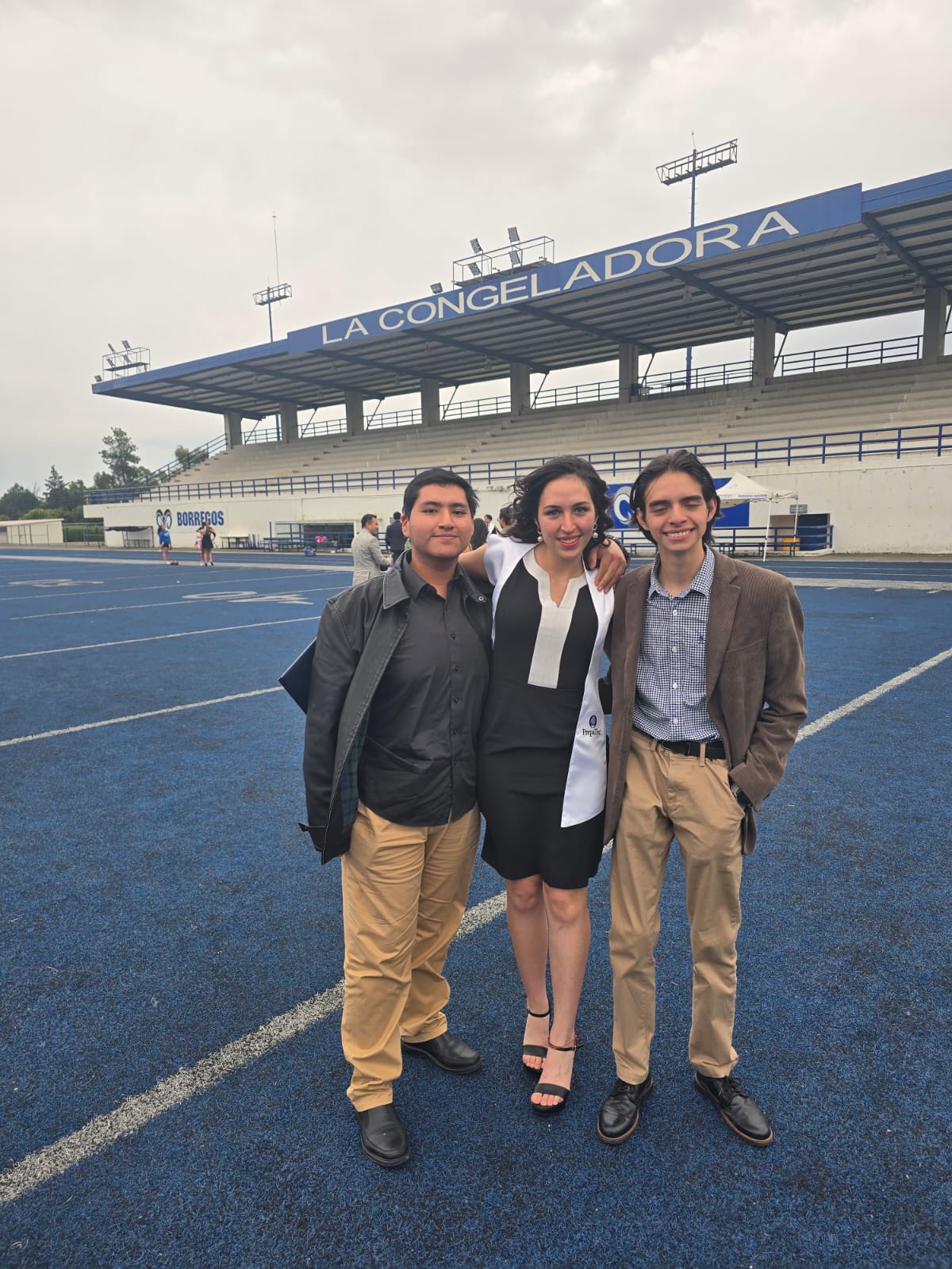 Amigos en el estadio Borregos